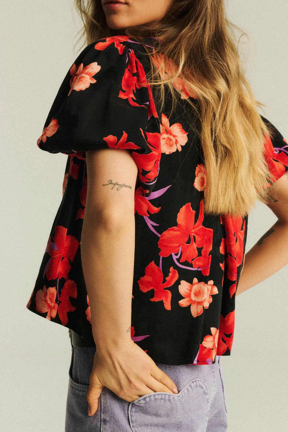 Bluzka Tonya Jacquard Lilies Print - Image 10