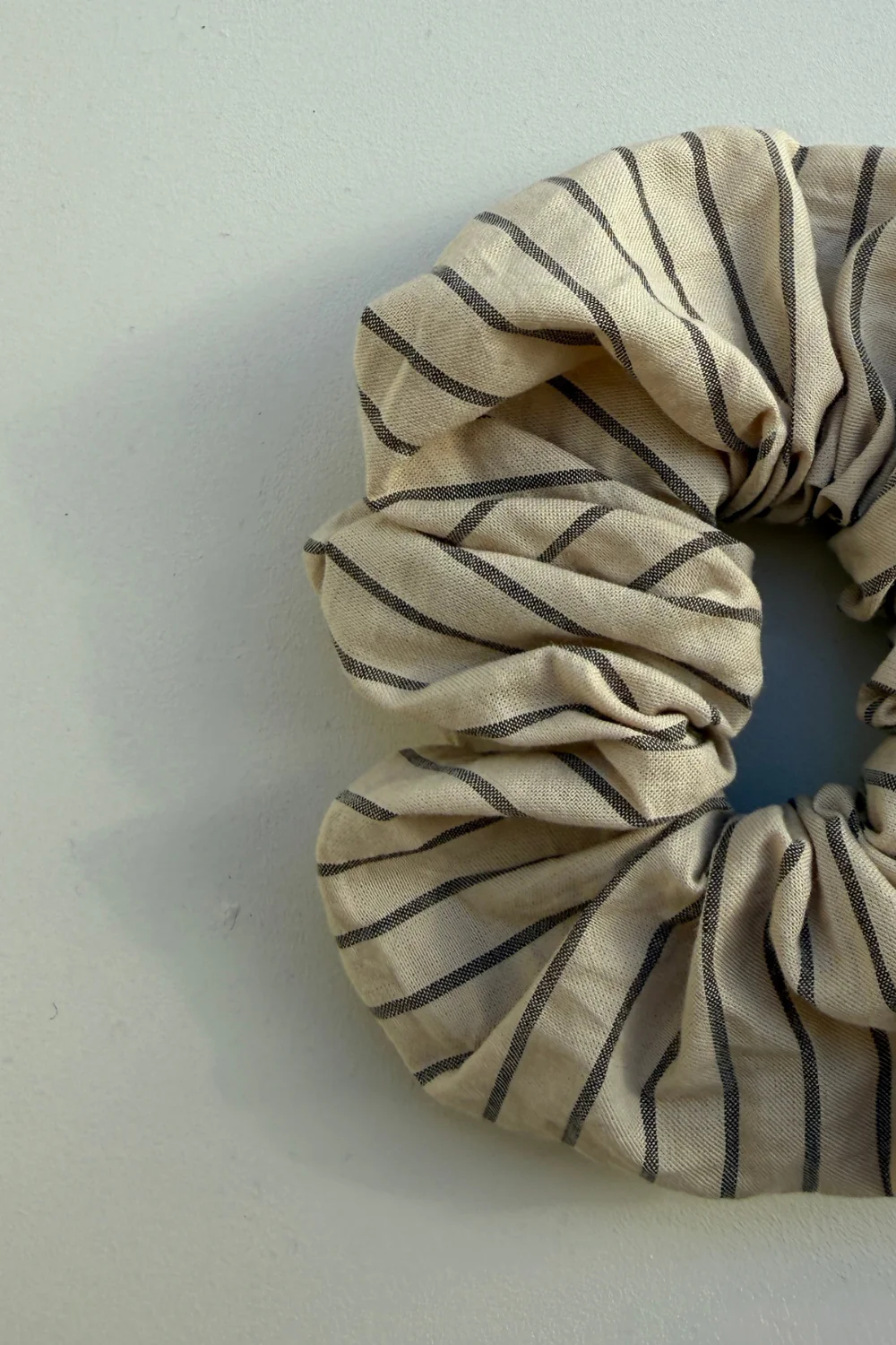 Gumka Scrunchie Beige Choco Stripes - Image 4
