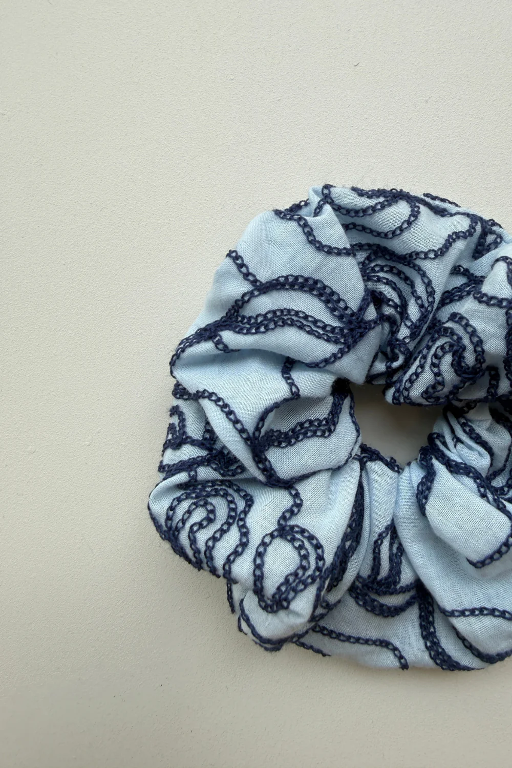 Gumka Scrunchie Blue Embroidery - Image 3