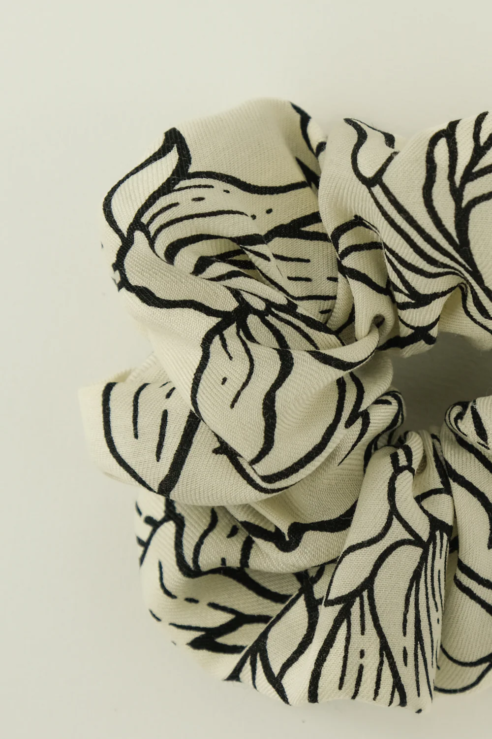 Gumka Scrunchie White Floral - Image 3