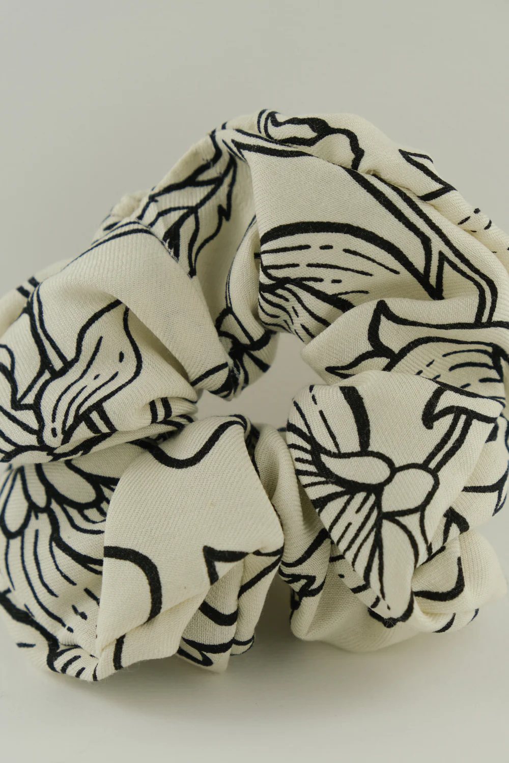 Gumka Scrunchie White Floral - Image 4