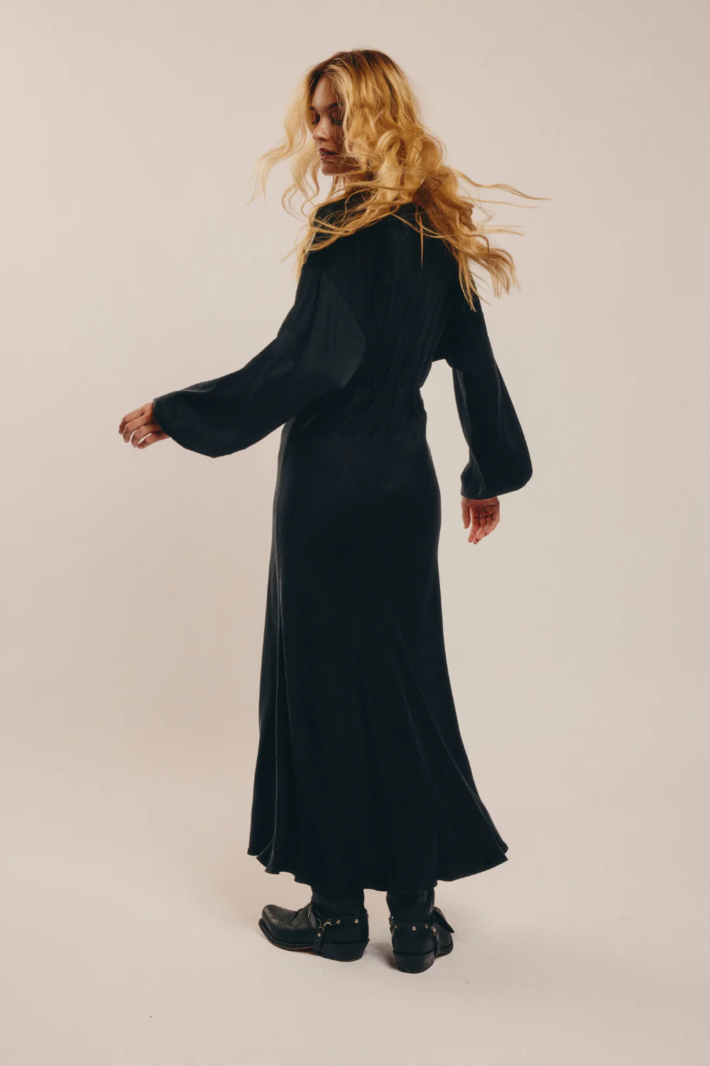 Sukienka Esther Cupro Jet Black - Image 11